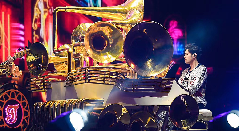 谈球吧透明屏和荧光棒系列产品亮相2022周杰伦新加坡演唱会