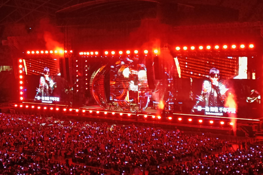 璀璨星光耀狮城！谈球吧LED屏、荧光棒点燃周杰伦新加坡演唱会！